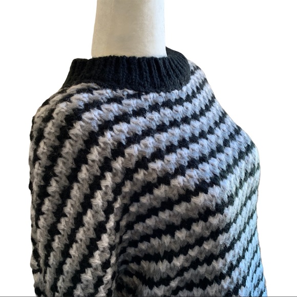 Romeo + Juliet Oversized Slouchy Knit Sweater - Picture 10 of 14